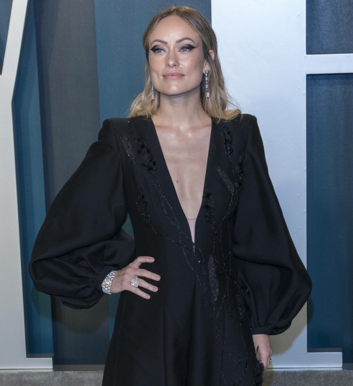 olivia-wilde-&-harry-styles-kissed-on-a-yacht-off-the-coast-of-italy