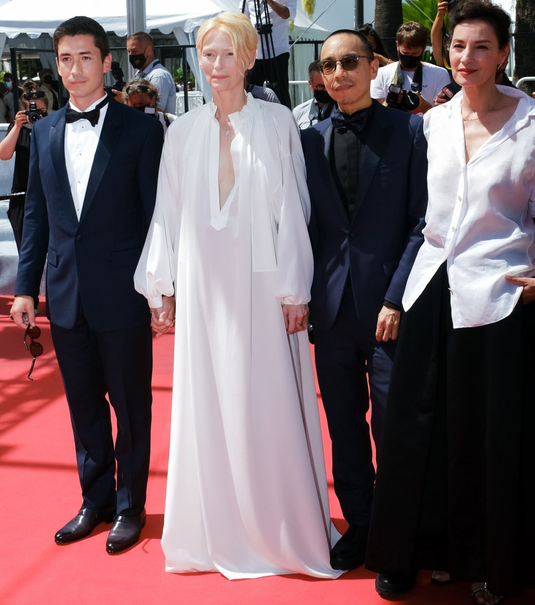 “tilda-swinton-wore-a-dreamy-chanel-nightgown-in-cannes”-links