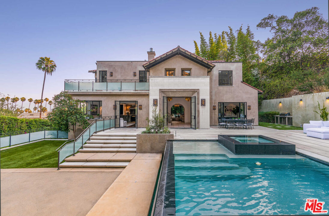 rihanna-selling-gorgeous-hollywood-hills-home
