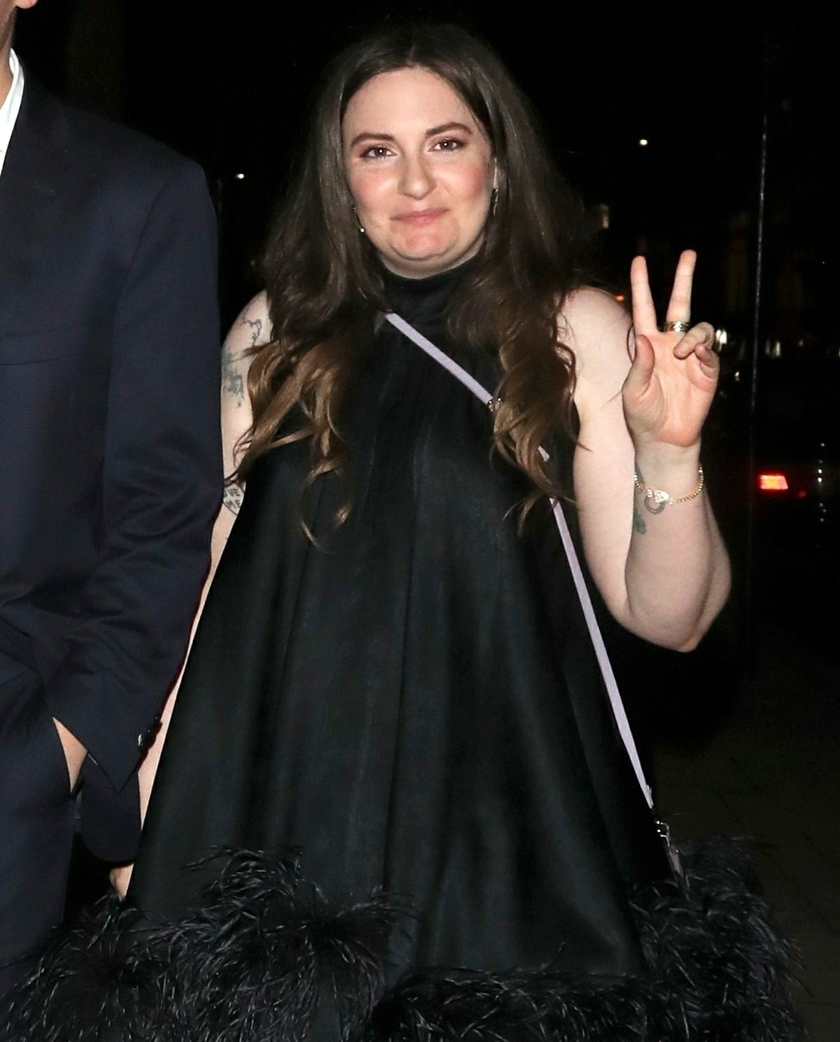 “lena-dunham-gave-her-wedding-photo-exclusive-to-vogue”-links