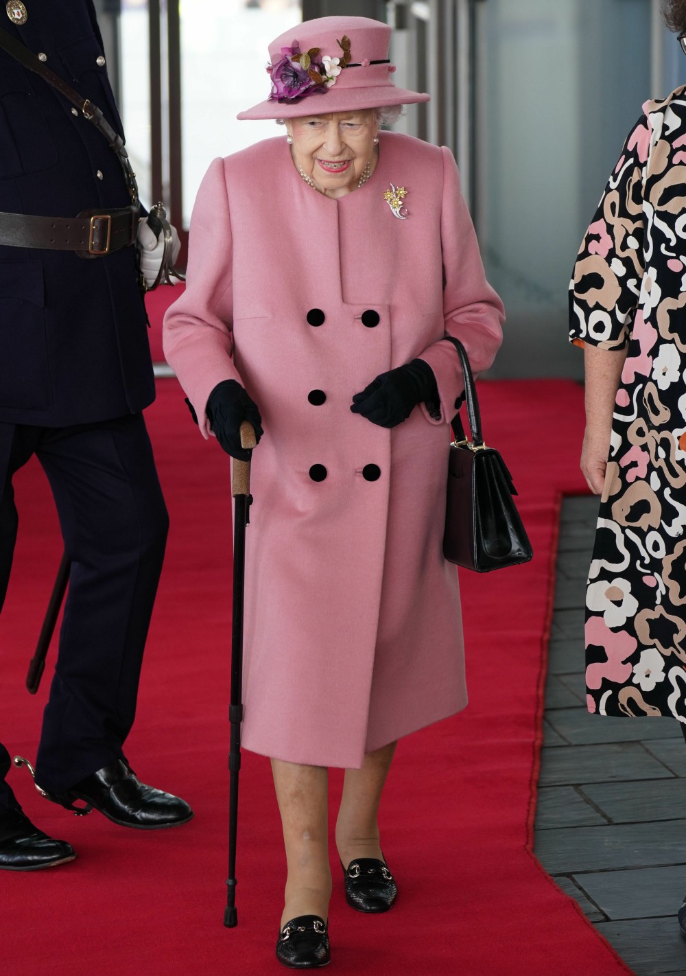 is-queen-elizabeth-using-a-cane-this-week-to-engender-some-sympathy?