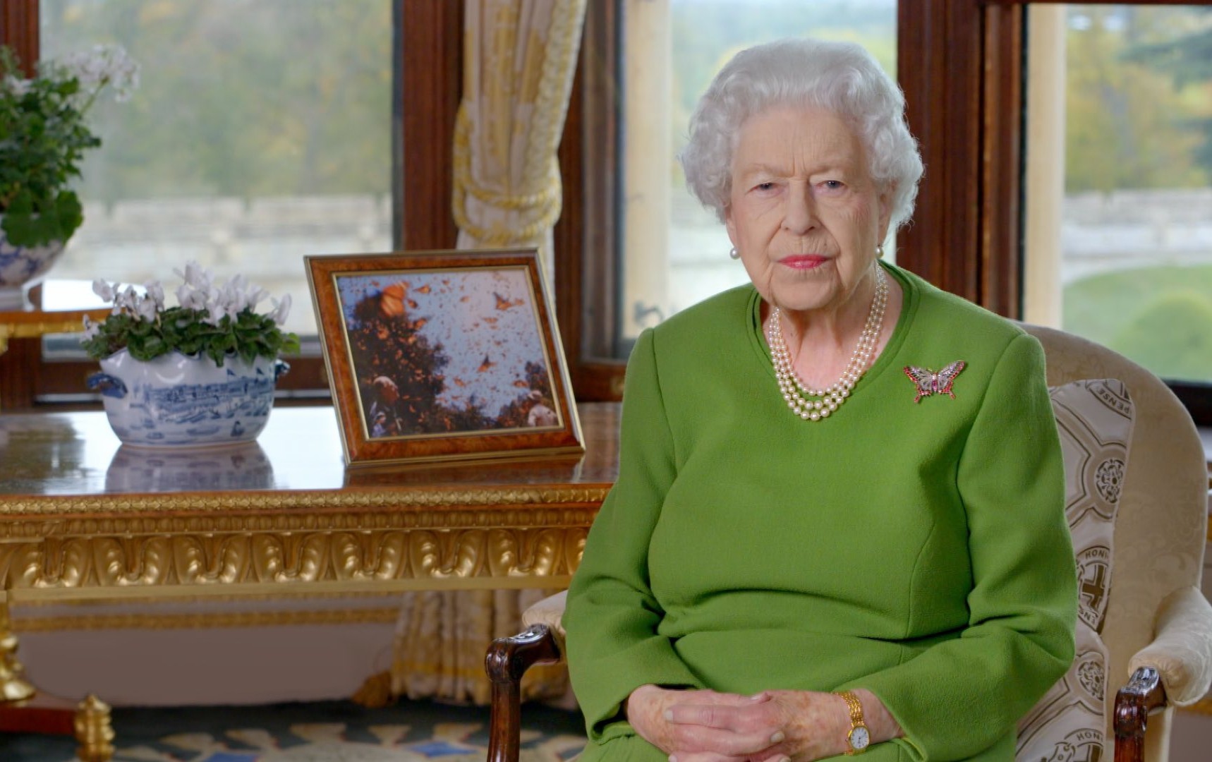 queen-elizabeth-‘is-so-frugal,-she-saves-rubber-bands’-&-has-a-giant-ball-of-them