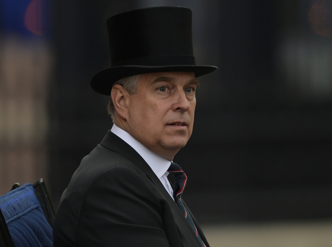 prince-andrew-has-not-revealed-his-defense-strategy-to-the-queen,-who-is-paying