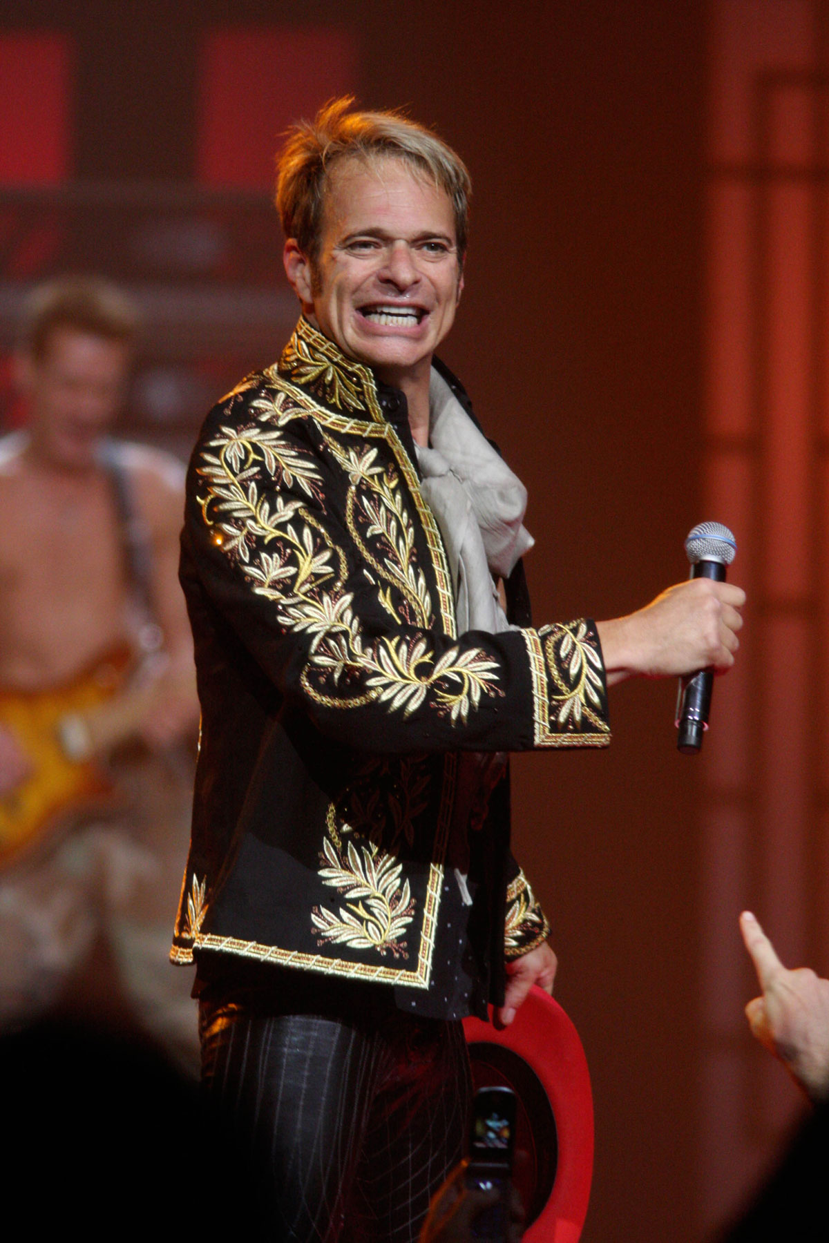 david-lee-roth-cancels-his-remaining-vegas-shows,-starts-retirement