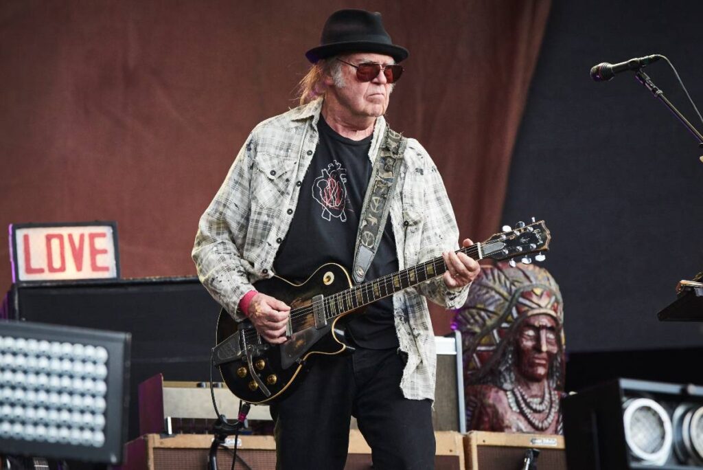 spotify-chose-to-ditch-neil-young-over-joe-rogan-ultimatum