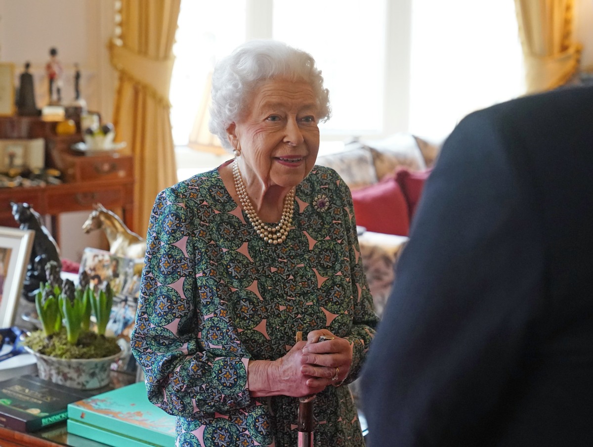 queen-elizabeth-tested-positive-for-covid,-she’s-experiencing-‘mild-cold-like-symptoms’