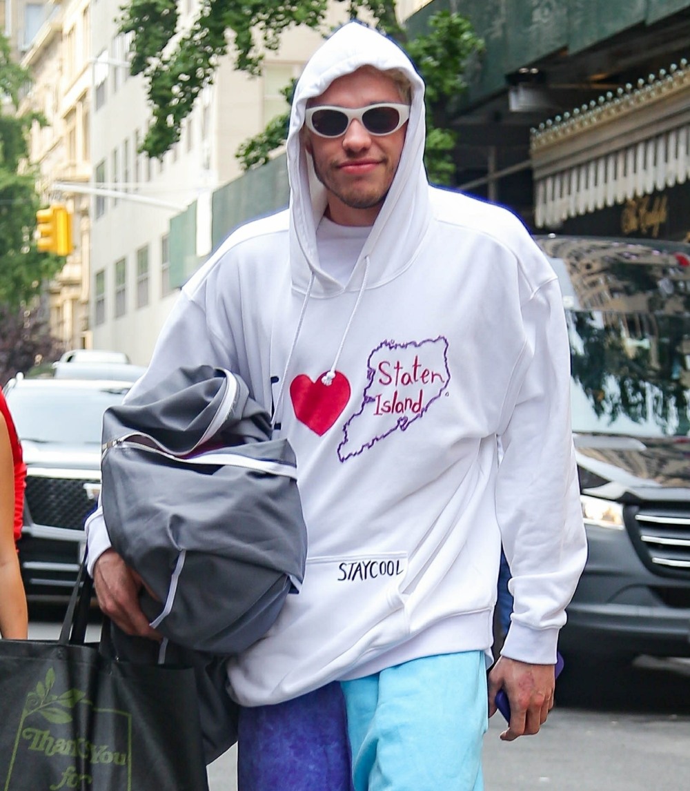 pete-davidson-is-being-‘calm-&-cool’-about-kanye-but-‘this-is-not-his-scene’