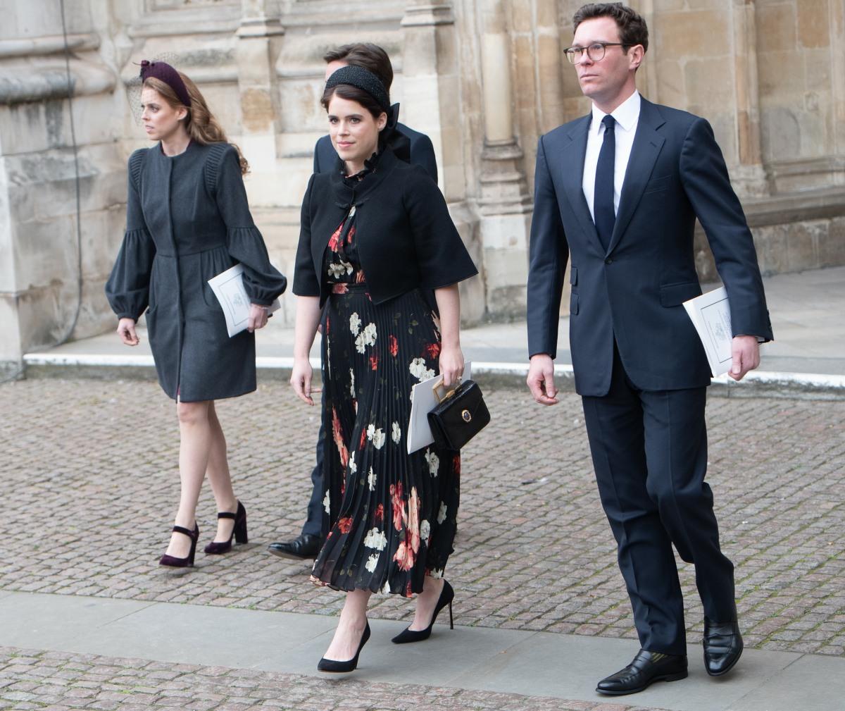 princess-beatrice,-eugenie,-zara-&-peter-phillips-came-out-for-prince-philip’s-memorial
