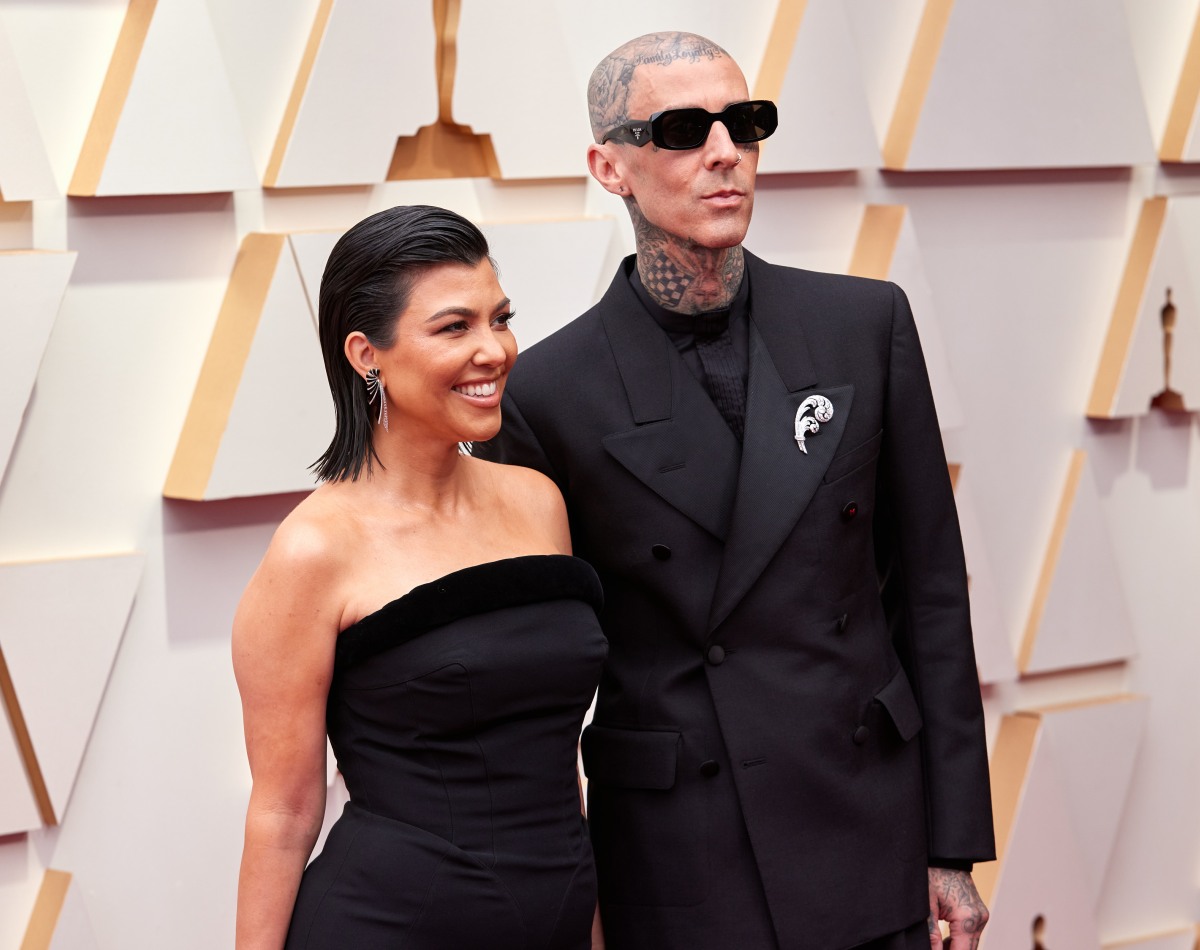 “kourtney-kardashian-&-travis-barker-had-another-(legal)-wedding”-links