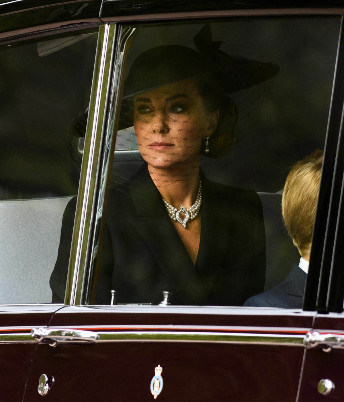 the-princess-of-wales-‘borrowed’-more-of-qeii’s-jewelry-for-her-funeral