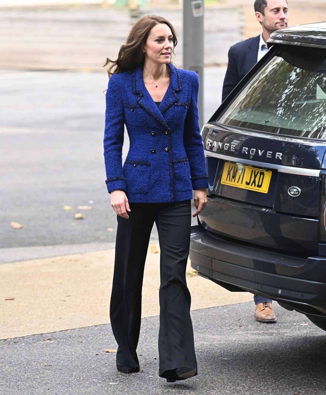 princess-kate-wore-vintage-chanel-&-too-long-trousers-for-a-coach-core-event
