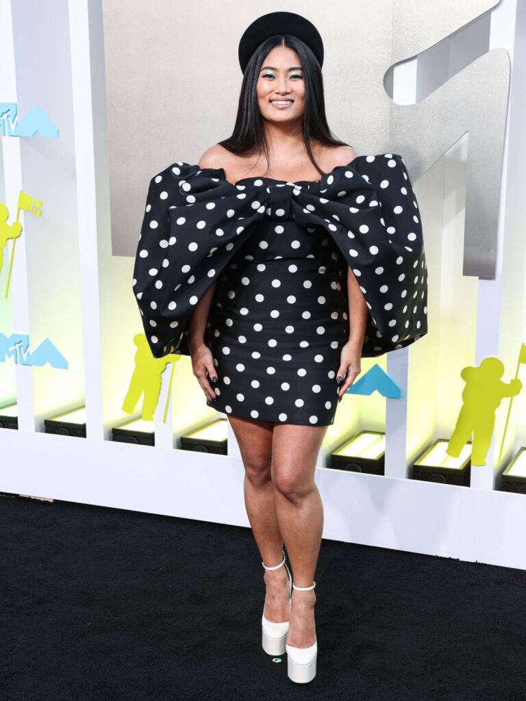golden-globes-pianist-chloe-flower:-i-was-not-playing-over-the-speeches