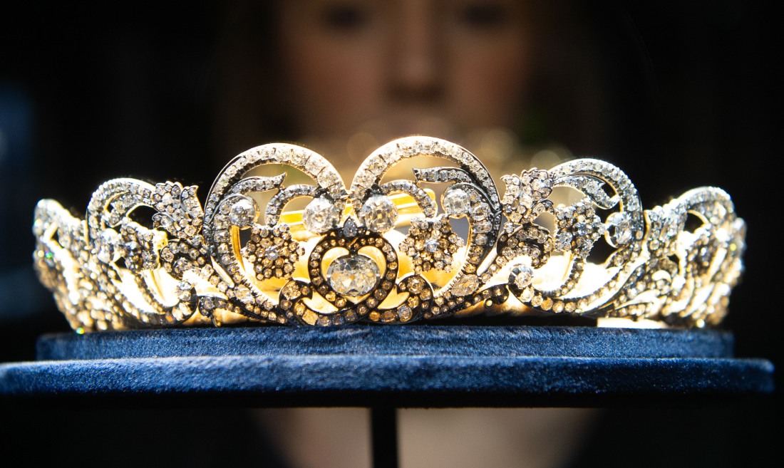 ‘spare’:-princess-diana’s-sisters-offered-to-let-meghan-wear-the-spencer-tiara