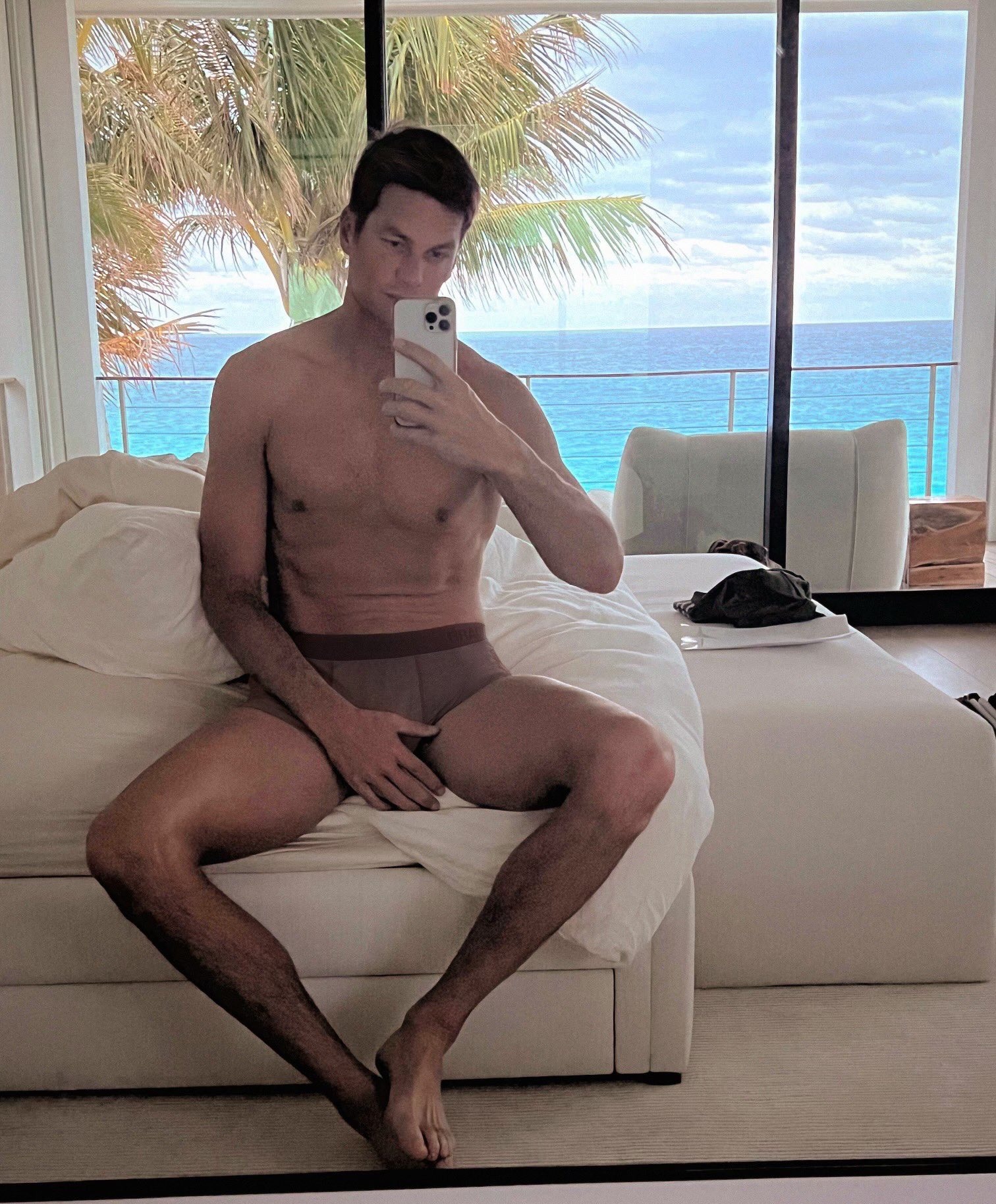 divorced-dude-tom-brady-is-‘dating-around…-he’s-shopping,-he-is-out-and-about’