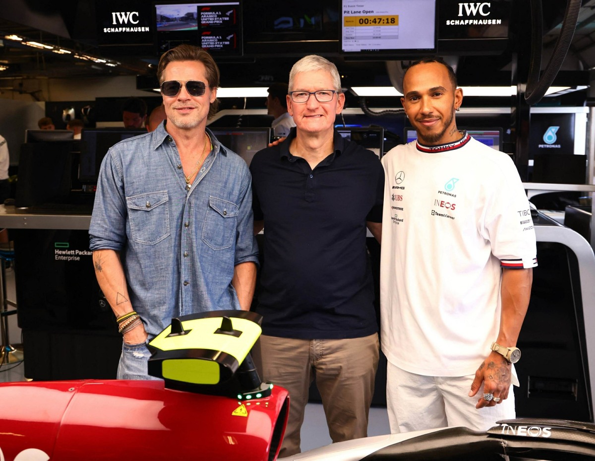 “brad-pitt-will-‘race’-lewis-hamilton-at-the-british-grand-prix”-links