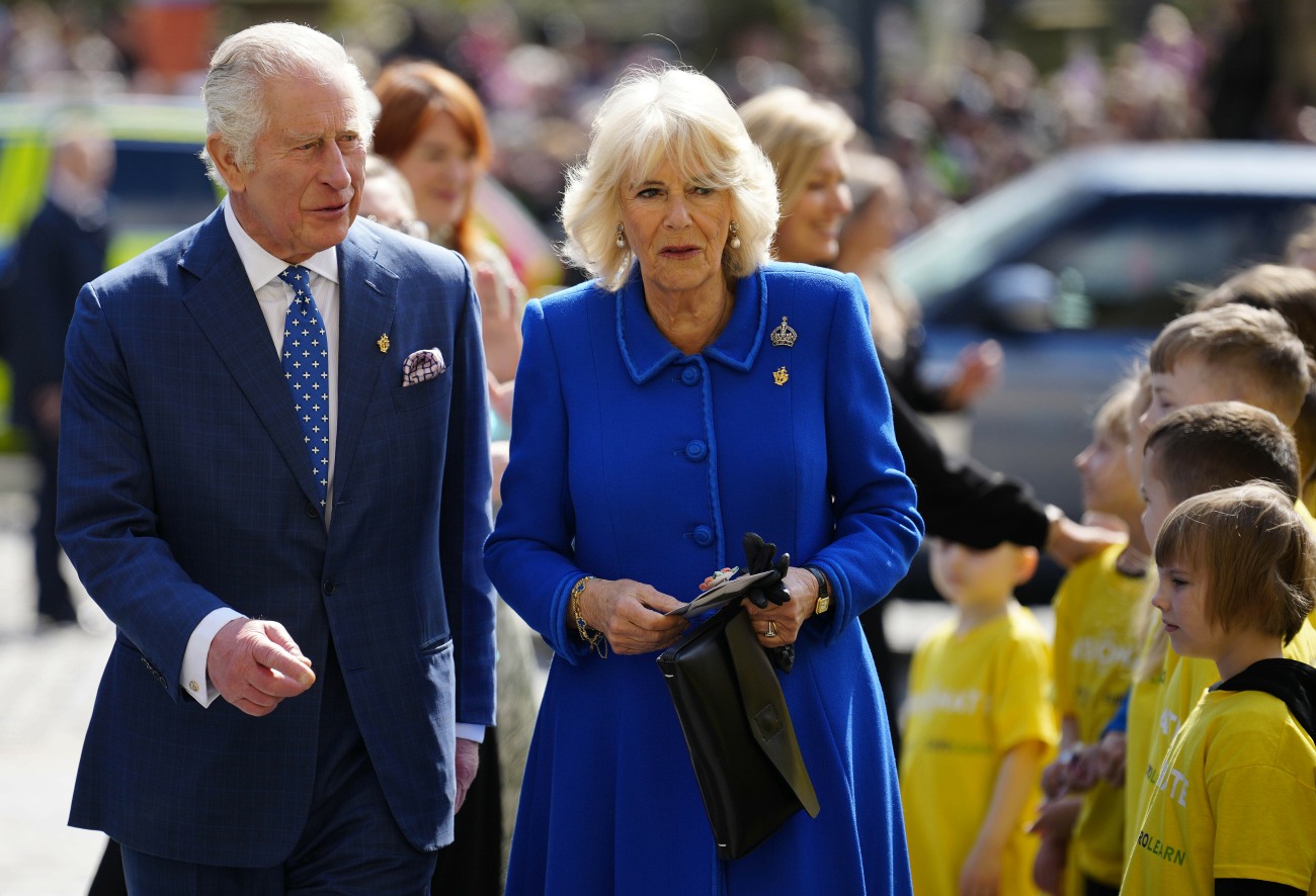 king-charles-&-queen-camilla-greeted-by-loud-‘not-my-king’-chants-in-liverpool