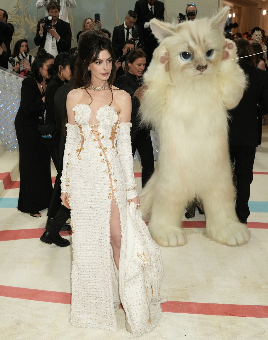 anne-hathaway-in-tweed-&-pearl-versace-at-the-met-gala:-stunning?