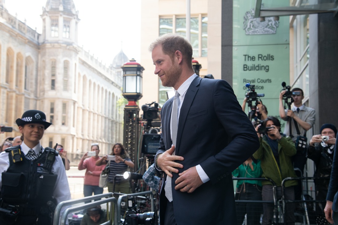 the-mail:-king-charles-must-‘banish’-prince-harry-&-make-him-a-‘private-citizen’