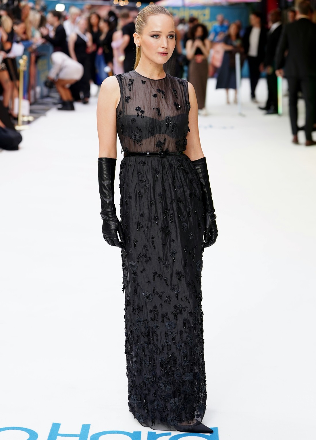 jennifer-lawrence-wore-dior-to-the-‘no-hard-feelings’-uk-premiere:-cute-or-stuffy?