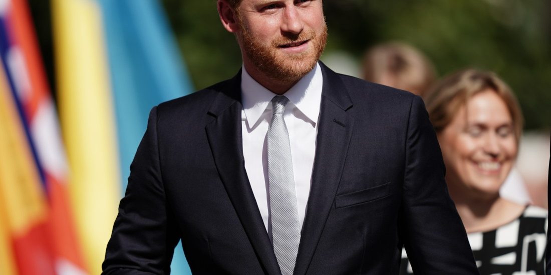 prince-harry-arrived-in-england-&-he-had-a-police-escort-out-of-heathrow