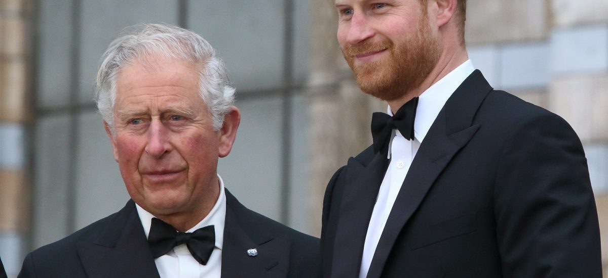 king-charles-was-‘hugely-relieved-&-comforted-by-the-fact-that-harry-flew-over’