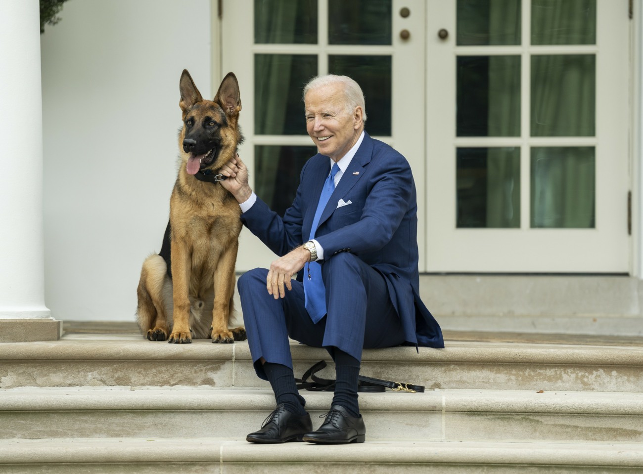 cnn:-commander-biden-had-24-recorded-biting-incidents-at-the-white-house