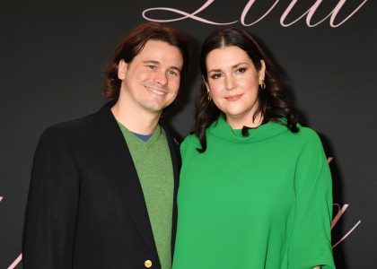 melanie-lynskey-didn’t-realize-that-jason-ritter-had-proposed-until-he-told-his-family