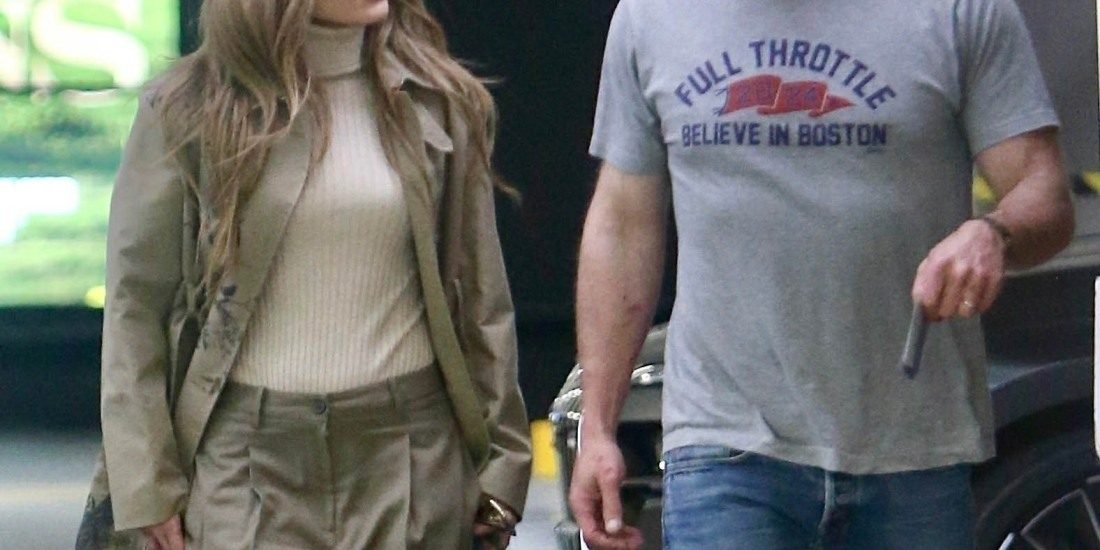 ben-affleck-isn’t-wearing-his-wedding-ring-as-he-orders-pizza-&-smokes-cigarettes