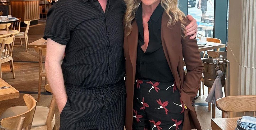 jane-krakowski-recognized-jesse-tyler-ferguson-in-’95,-didn’t-realize-it-was-from-starbucks