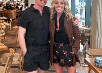 jane-krakowski-recognized-jesse-tyler-ferguson-in-’95,-didn’t-realize-it-was-from-starbucks