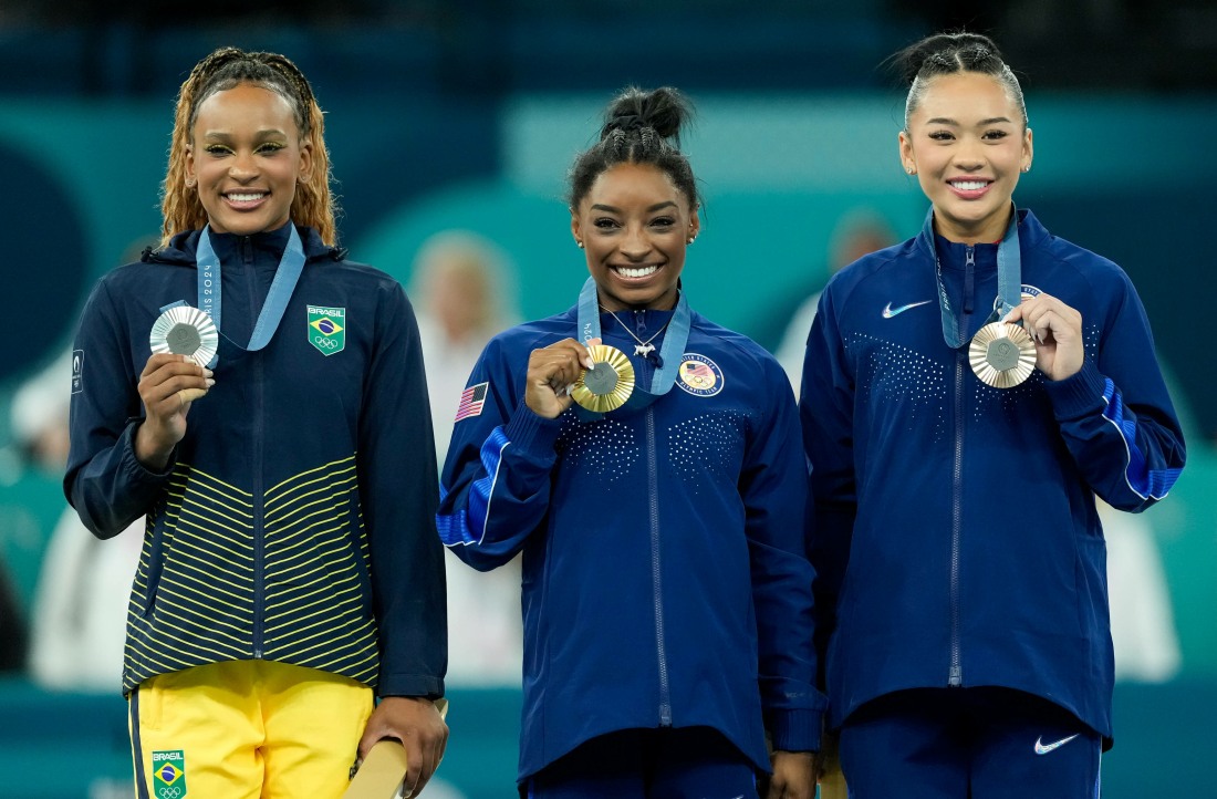 simone-biles-wins-gold,-sunisa-lee-wins-bronze-in-individual-all-around