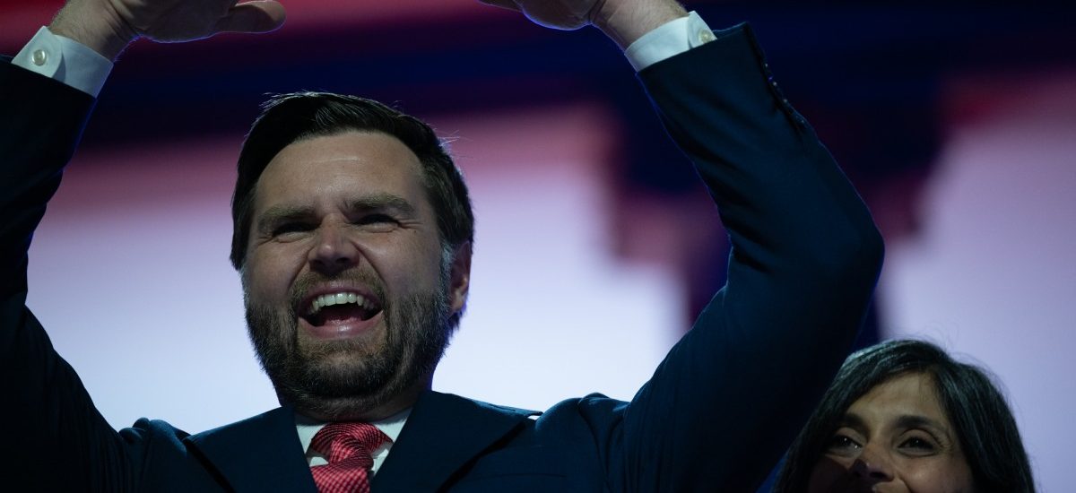 jd-vance-brought-his-dog-atlas-to-an-event-&-looked-like-he’d-never-held-a-leash