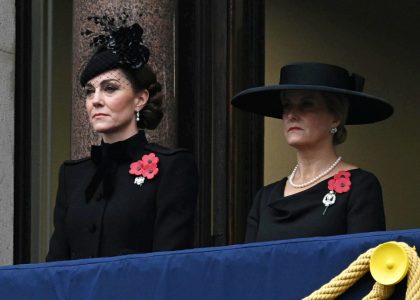 princess-kate-wore-velvet-&-qeii’s-bahrain-earrings-to-the-remembrance-service