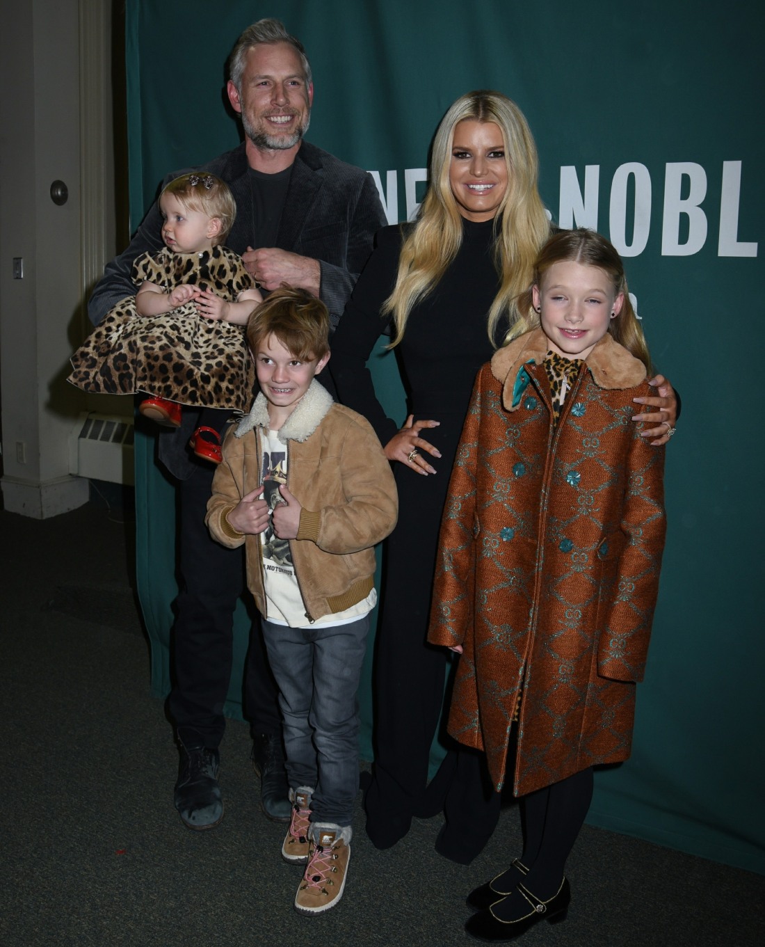 tmz:-jessica-simpson’s-friends-have-reached-out-to-divorce-lawyers-on-her-behalf