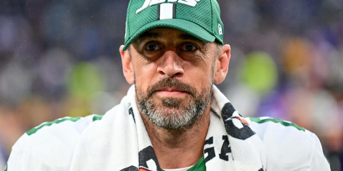 aaron-rodgers-did-a-netflix-docuseries-about-football-&-his-nutjob-anti-vaccine-crap