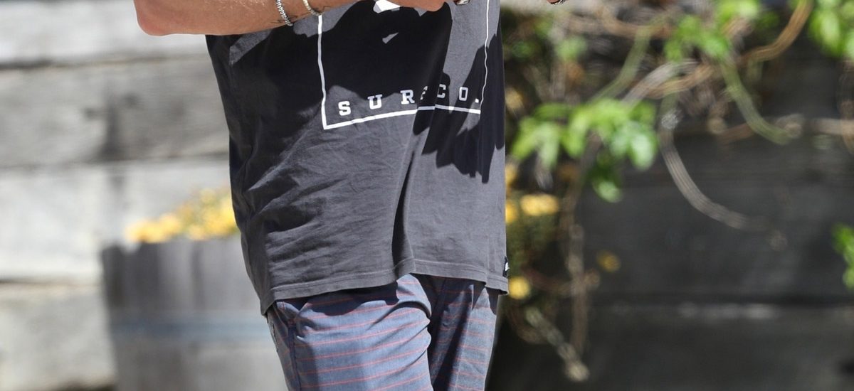it’s-socially-acceptable-in-australia-to-walk-around-barefoot-&-americans-have-thoughts