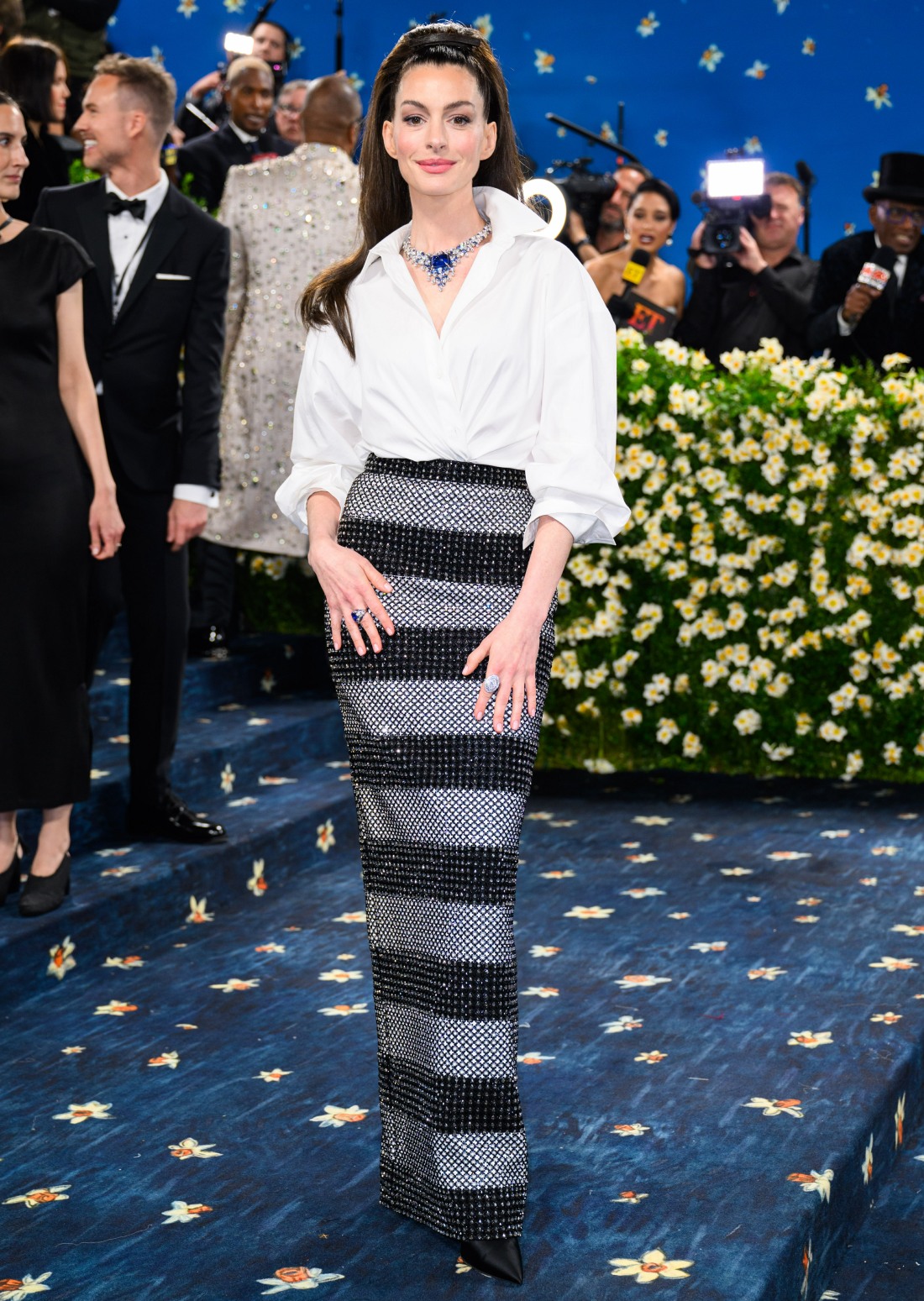 anne-hathaway-wore-a-great-carolina-herrera-ensemble-to-the-met-gala