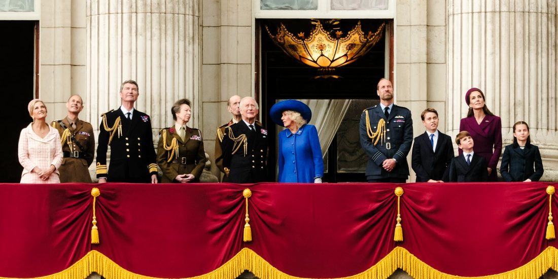 the-buckingham-palace-balcony-photos-from-ve-day-were-pretty-stale-&-rizz-free