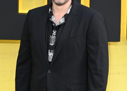 david-harbour:-‘having-a-flip-phone-is-amazing-because-you-actually-have-to-call-people’