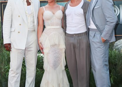 people-are-obsessed-with-scarlett-johansson-&-jonathan-bailey’s-red-carpet-kisses