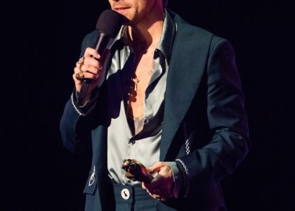 “harry-styles-snogged-a-mystery-woman-at-glastonbury-this-weekend”-links