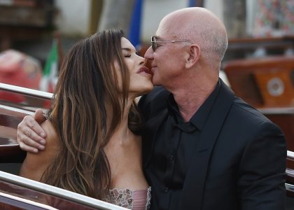 daily-beast:-jeff-bezos-&-lauren’s-wedding-came-across-as-vulgar-&-insecure