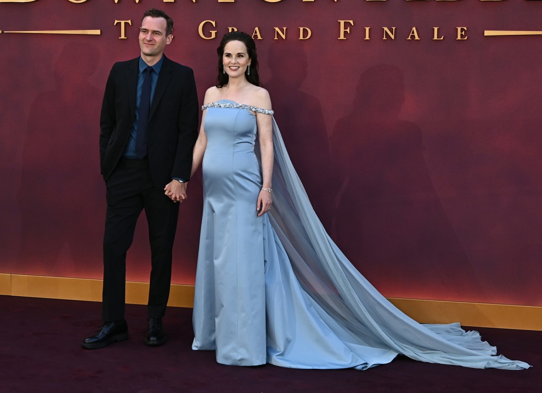 michelle-dockery-revealed-her-prada-clad-baby-bump-at-the-‘downton’-premiere