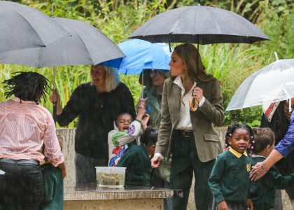 princess-kate-didn’t-shelter-any-kids-under-her-umbrella-during-a-huge-storm